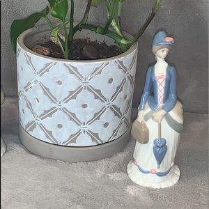 Vintage 1st. AvonLady PorcelainAward Figurine 1976